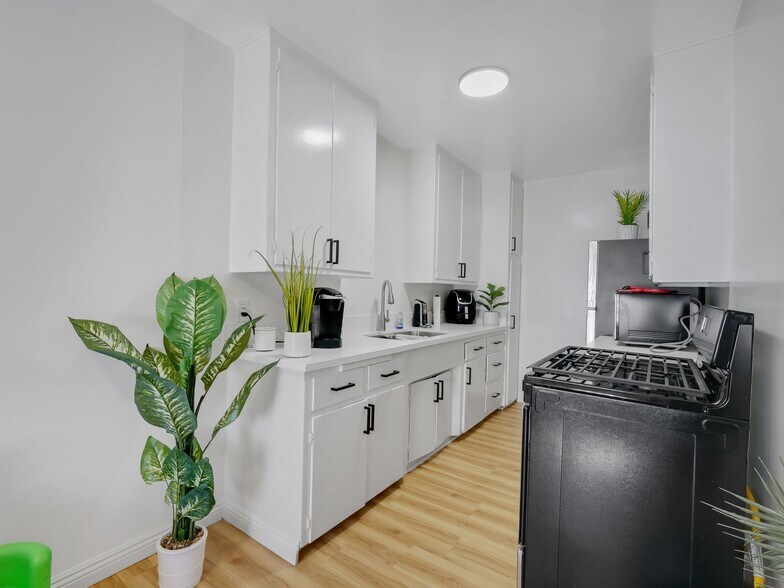 More Photos Of 917 Edgewood St, Inglewood Apartments For Sale