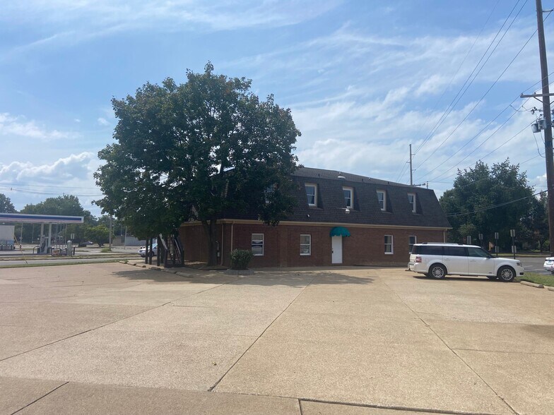 More Photos Of 600 SE 8th St, Evansville Office For Sale