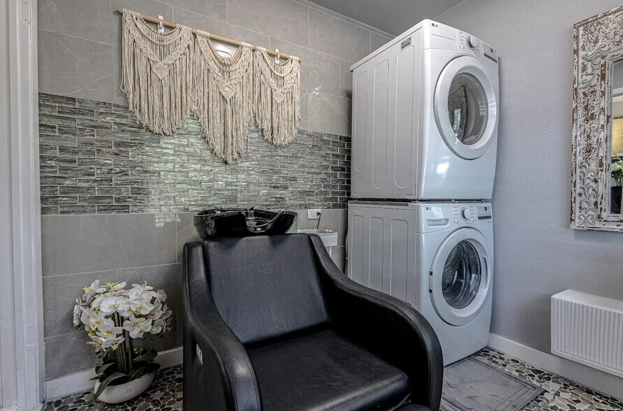 More Photos Of 4209 W waco Dr, Waco Office For Lease