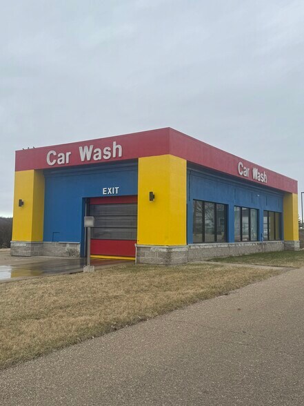 More Photos Of 123 N 13th Ave, Winneconne Carwash For Sale