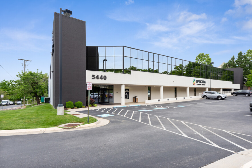 Primary Photo Of 5440 Cherokee Ave, Alexandria Showroom For Lease