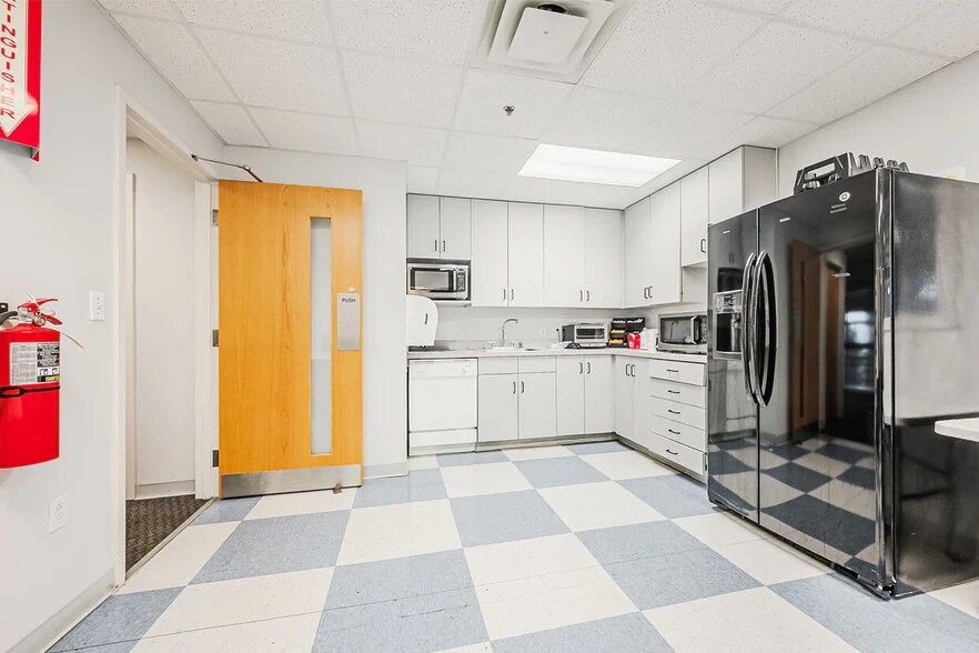 More Photos Of 40 McCullough Dr, New Castle Flex For Sale