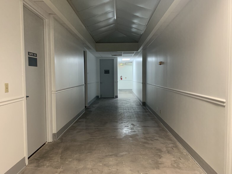 More Photos Of 2021 Tyler St, Hollywood Office For Lease