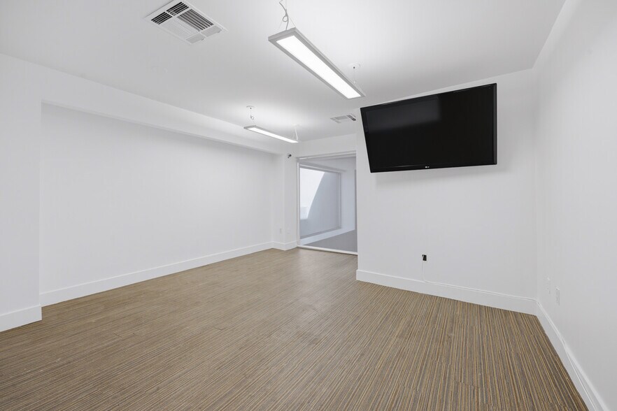 More Photos Of 12532 Ventura Blvd, Studio City Medical For Sale