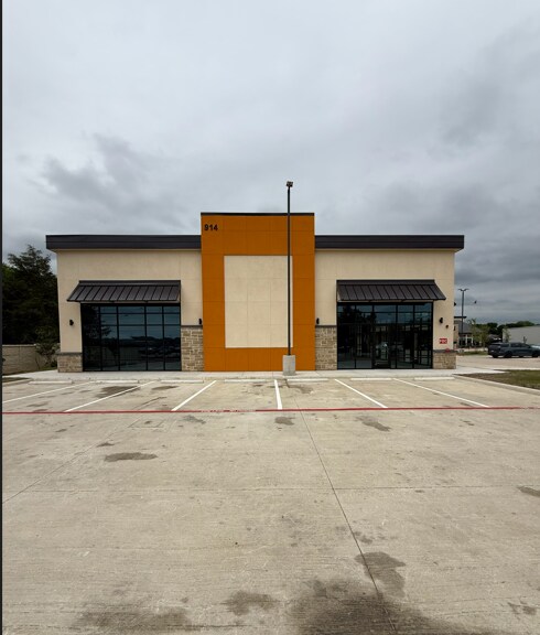 Primary Photo Of 914 W 1st St, Justin Storefront For Lease