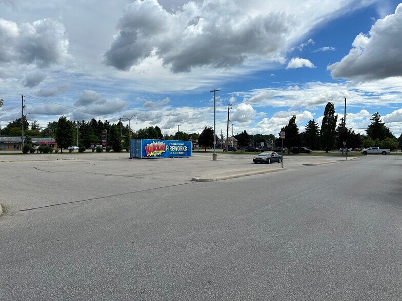 More Photos Of 1975 Dundas St, London General Retail For Lease