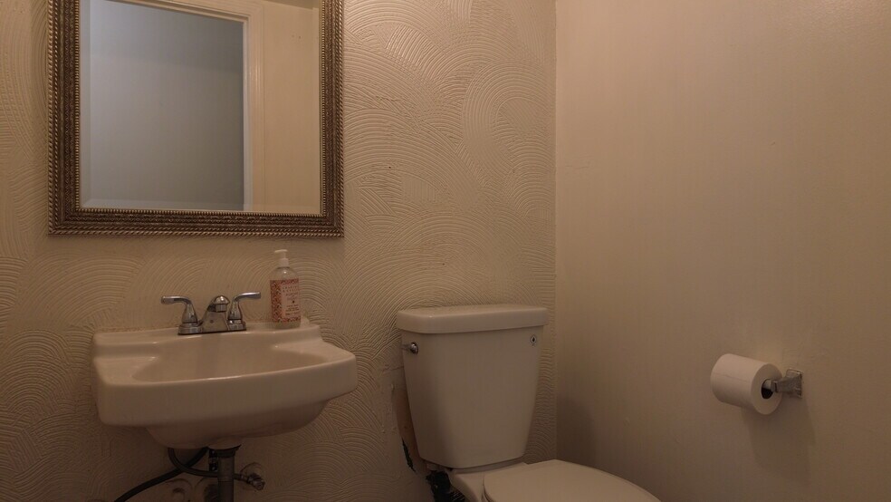 More Photos Of 2358-2368 Lincoln St, Oroville Office For Lease