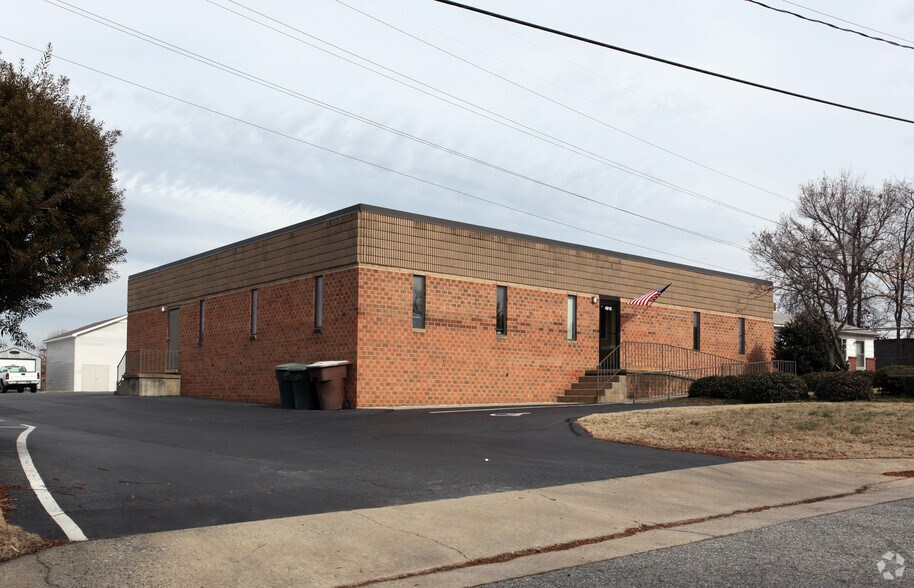 More Photos Of 4916 Bartlett St, Greensboro Light Distribution For Lease