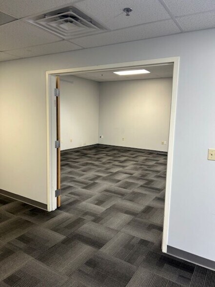 More Photos Of 7 Perimeter Rd, Manchester Light Manufacturing For Lease