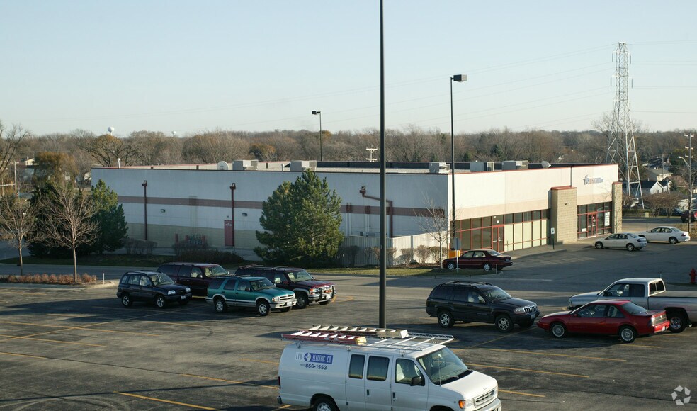 More Photos Of 400 E Rollins Rd, Round Lake Beach General Retail For Lease