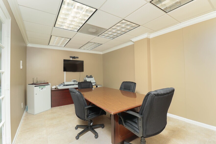 More Photos Of 700 11th St S, Naples Office For Sale