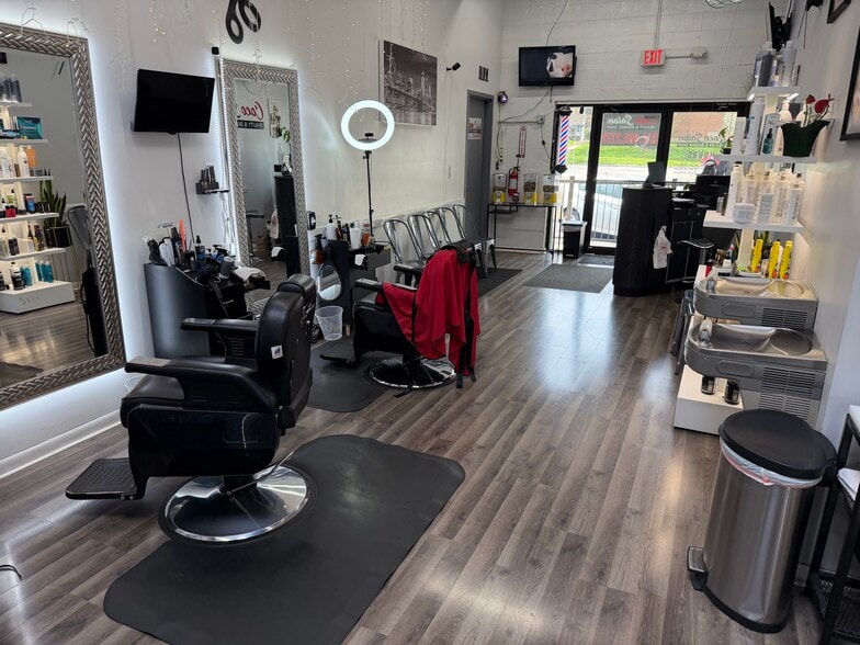 More Photos Of 1 S Liberty St, Elgin Flex For Sale