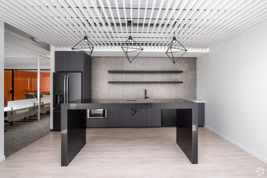 More Photos Of 5335 Wisconsin Ave NW, Washington Office For Lease