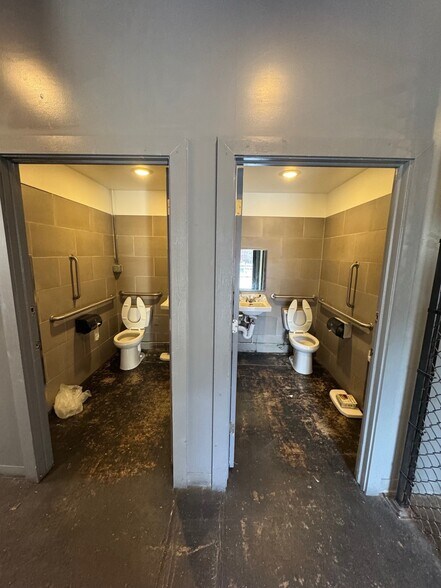 More Photos Of 10 SW 3rd St, Lee's Summit Freestanding For Sale