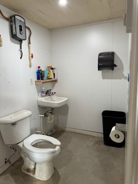 More Photos Of 20643 Sussex Hwy, Seaford Warehouse For Lease