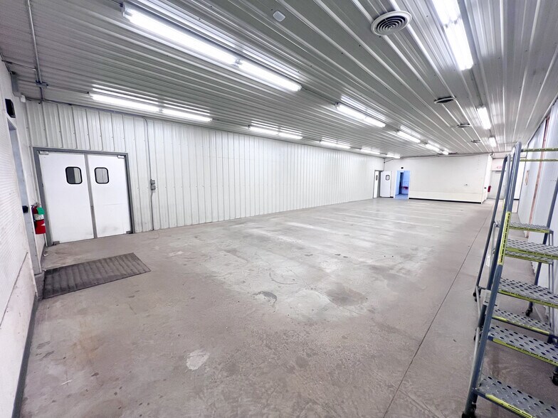 More Photos Of 821 Lime Kiln Rd, Green Bay Flex For Lease