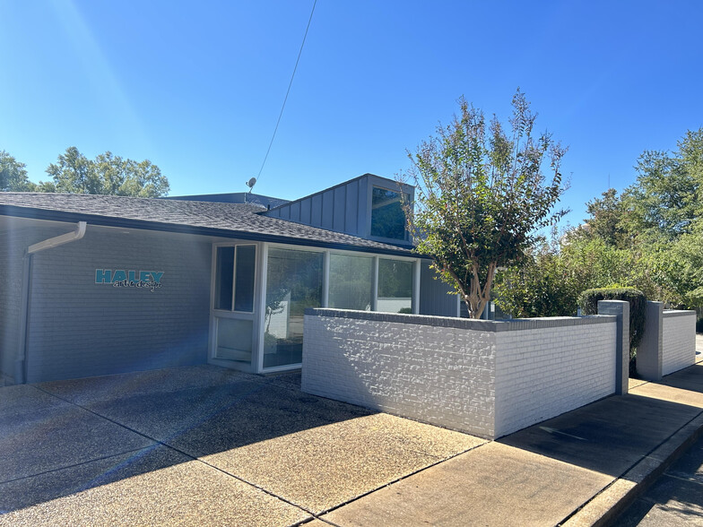 Primary Photo Of 217 N Mound St, Nacogdoches Office For Lease