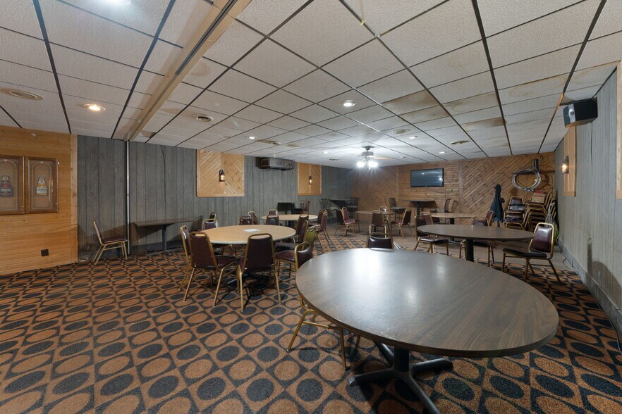 More Photos Of 18089 W State St, Vandalia General Retail For Sale