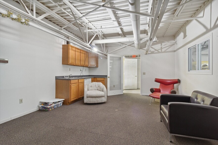 More Photos Of 4800 Joslyn Rd, Lake Orion Light Manufacturing For Sale