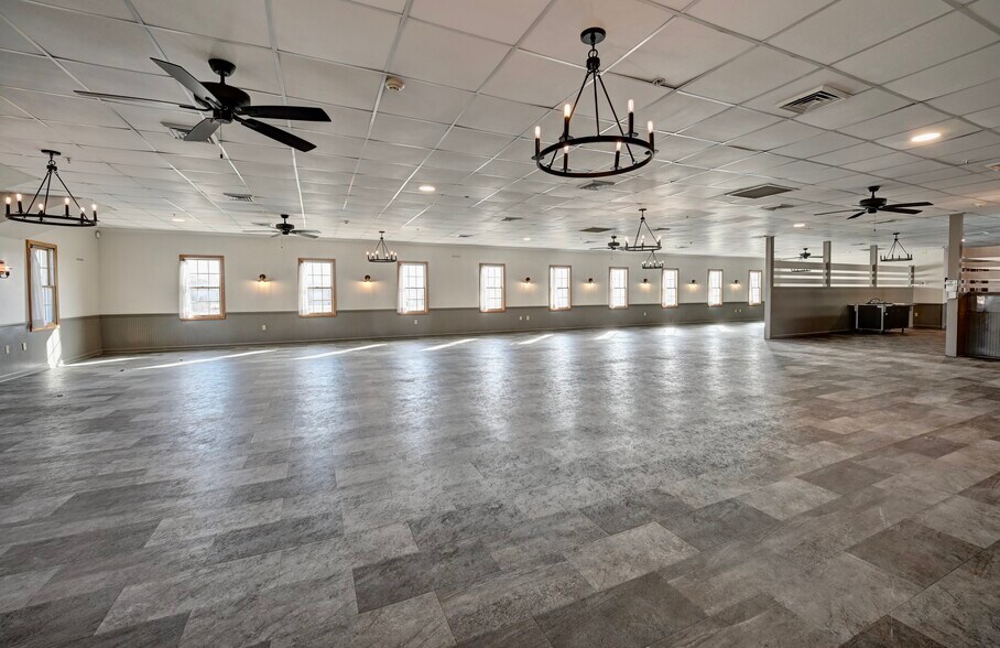 More Photos Of 14278 Lincoln Way E, Dalton Freestanding For Lease