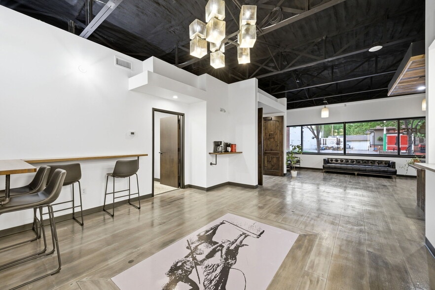 More Photos Of 326 SE Douglas St, Lees Summit Office For Sale