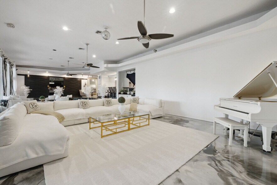 More Photos Of 8463 Beach Blvd, Jacksonville Freestanding For Lease