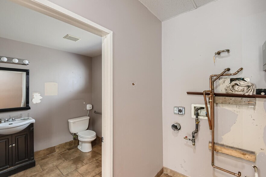 More Photos Of 1735 Main St, Ramona Freestanding For Lease