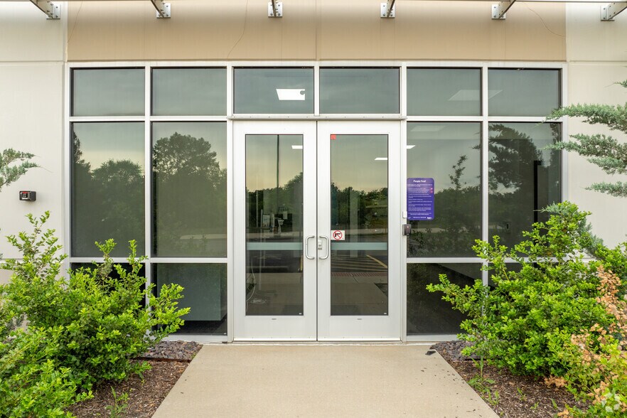 More Photos Of 3919 Lakeview Corporate Dr, Edwardsville Distribution For Lease