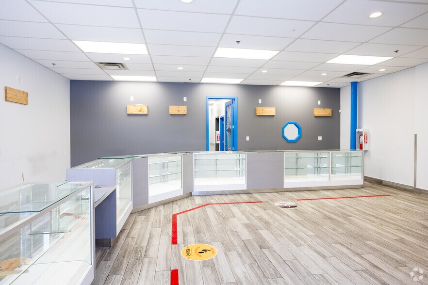 More Photos Of 10008-10022 167 St NW, Edmonton Showroom For Sale