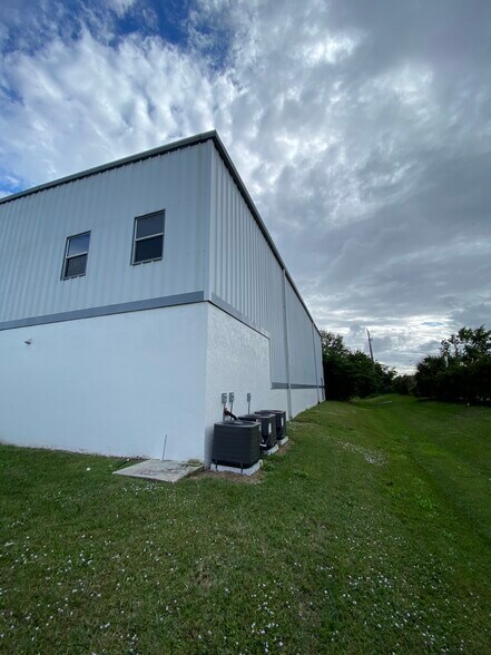More Photos Of 7465 Commercial Cir, Fort Pierce Warehouse For Sale