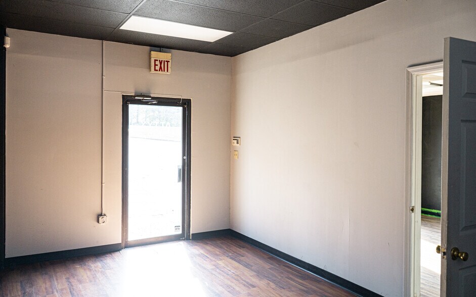 More Photos Of 151 Riverchase Way, Lexington Light Distribution For Lease