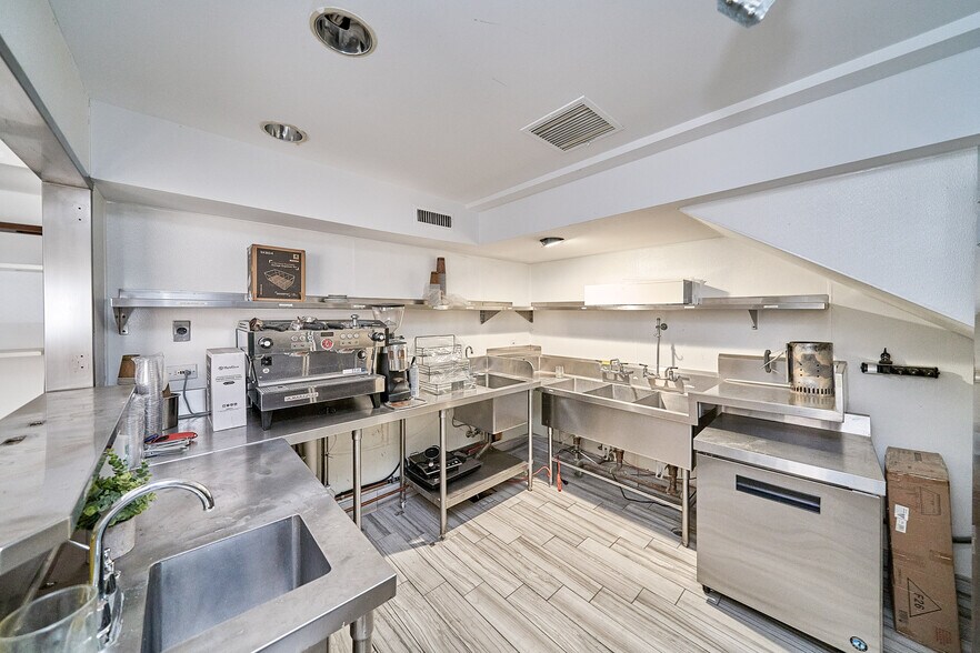 More Photos Of 165-171 S Robertson Blvd, Beverly Hills Storefront For Lease