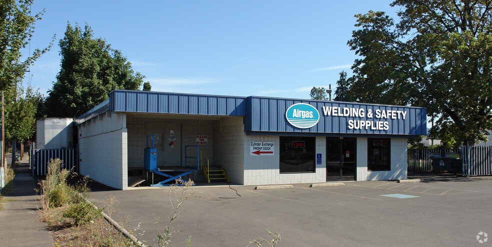 Primary Photo Of 1908 Main St, Springfield Freestanding For Sale