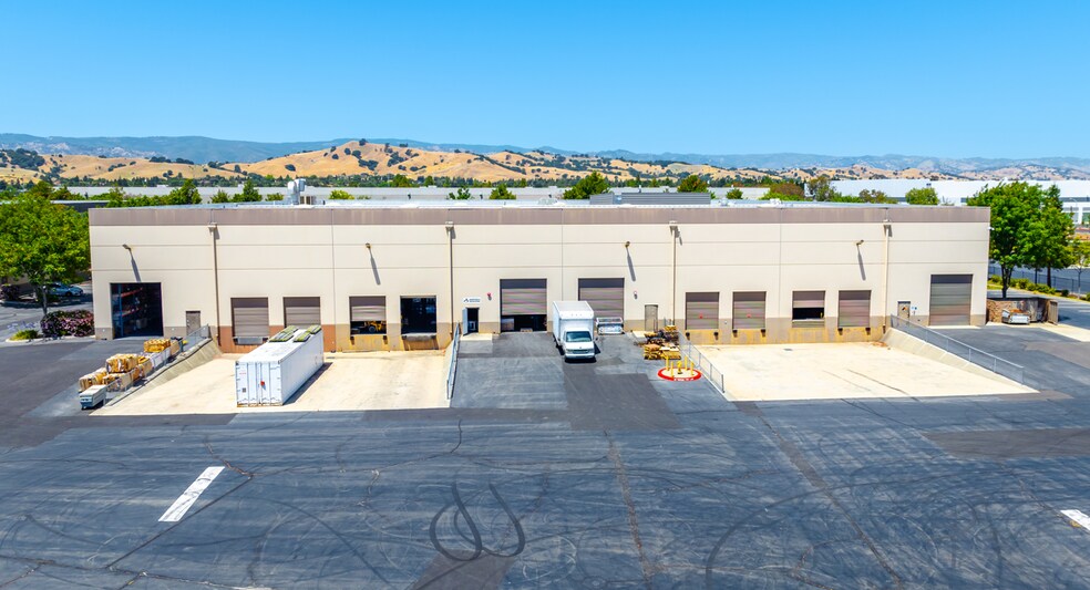 More Photos Of 2051 Cessna Dr, Vacaville Warehouse For Lease