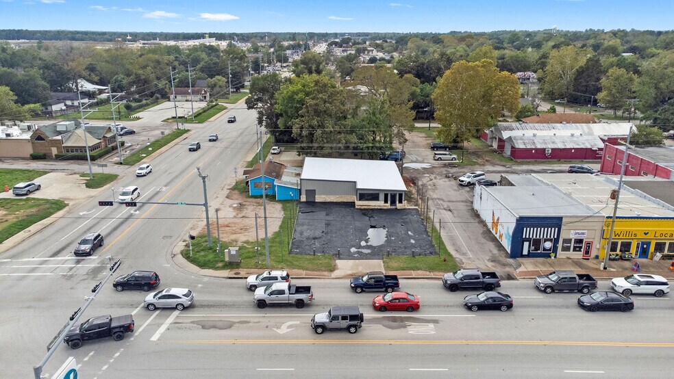 More Photos Of 107 N Danville St, Willis Showroom For Lease