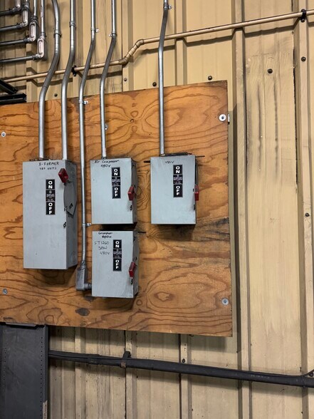 More Photos Of 623 Circle Dr, Iron Mountain Industrial For Sale