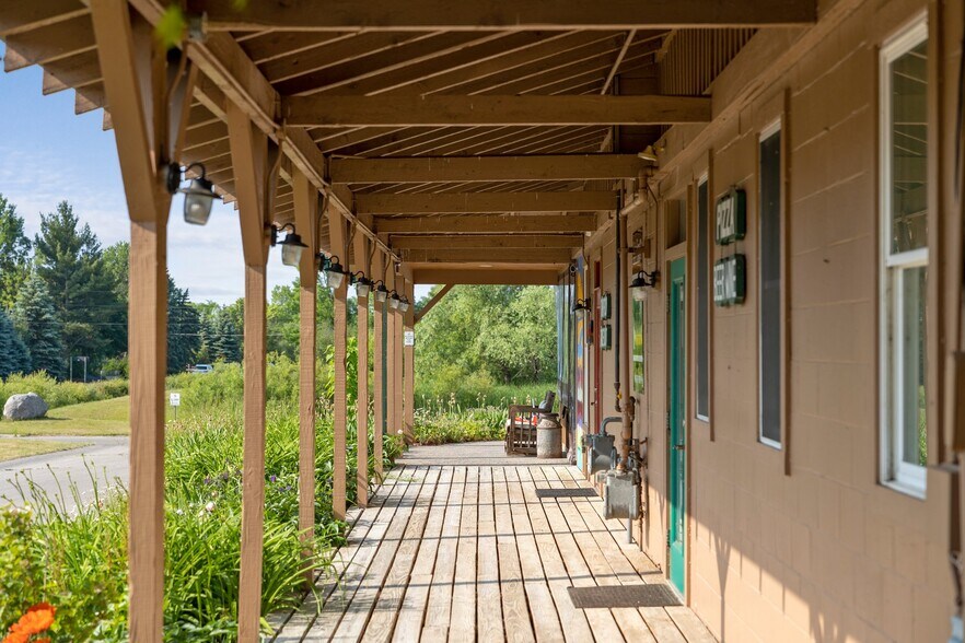 More Photos Of 5046 S West Bay Shore Dr, Suttons Bay Storefront Retail Residential For Sale