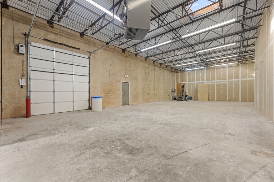More Photos Of 12920 Senlac Dr, Farmers Branch Research And Development For Lease