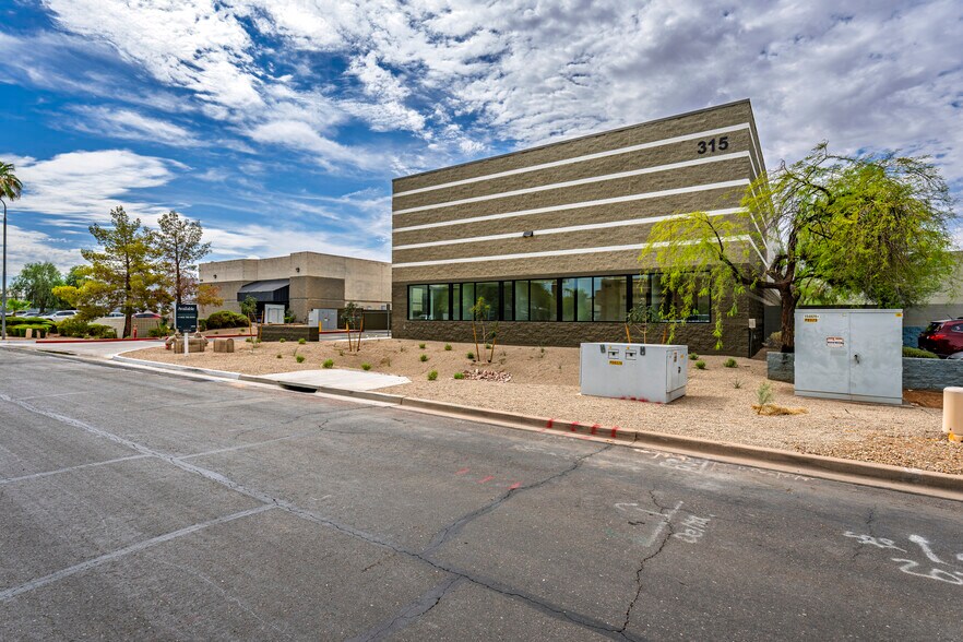 More Photos Of 315 E Comstock Dr, Chandler Warehouse For Lease