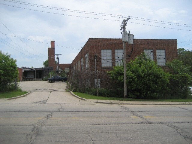 More Photos Of 366-368 Bluff City Blvd, Elgin Manufacturing For Lease
