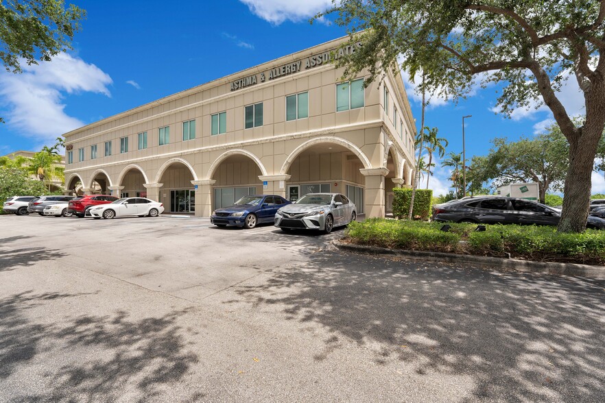 Primary Photo Of 400 N Hiatus Rd, Pembroke Pines Unknown For Lease