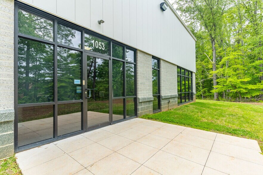 More Photos Of 1053 E London Park Dr, Forest Service For Lease