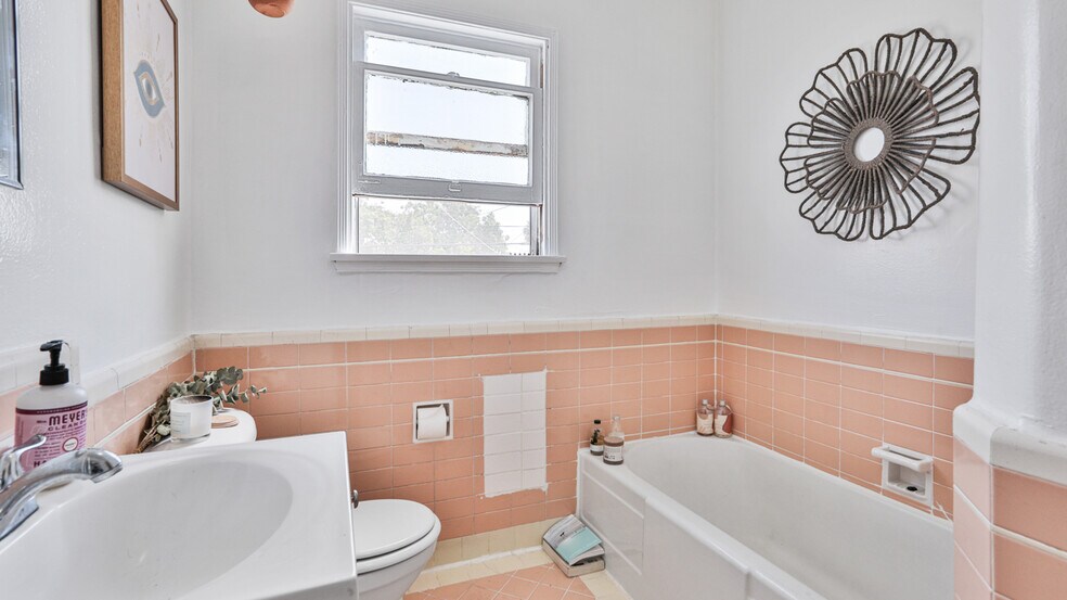 More Photos Of 610 N Spaulding Ave, Los Angeles Apartments For Sale