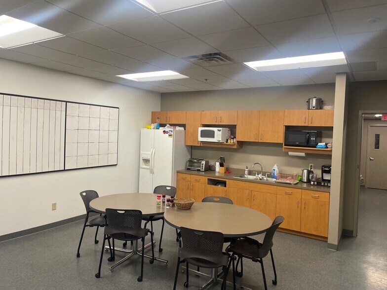 More Photos Of 11241-11265 91st Ave N, Maple Grove Manufacturing For Lease