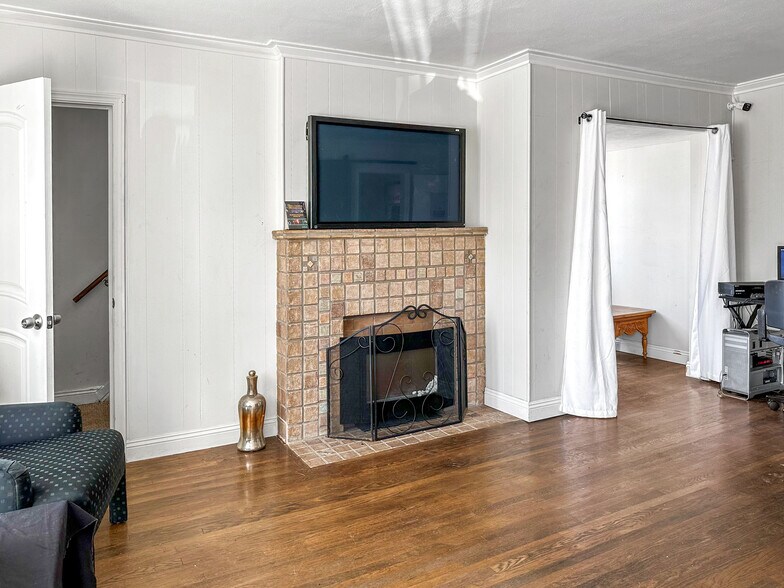 More Photos Of 1622 N Gower St, Los Angeles Loft Creative Space For Lease