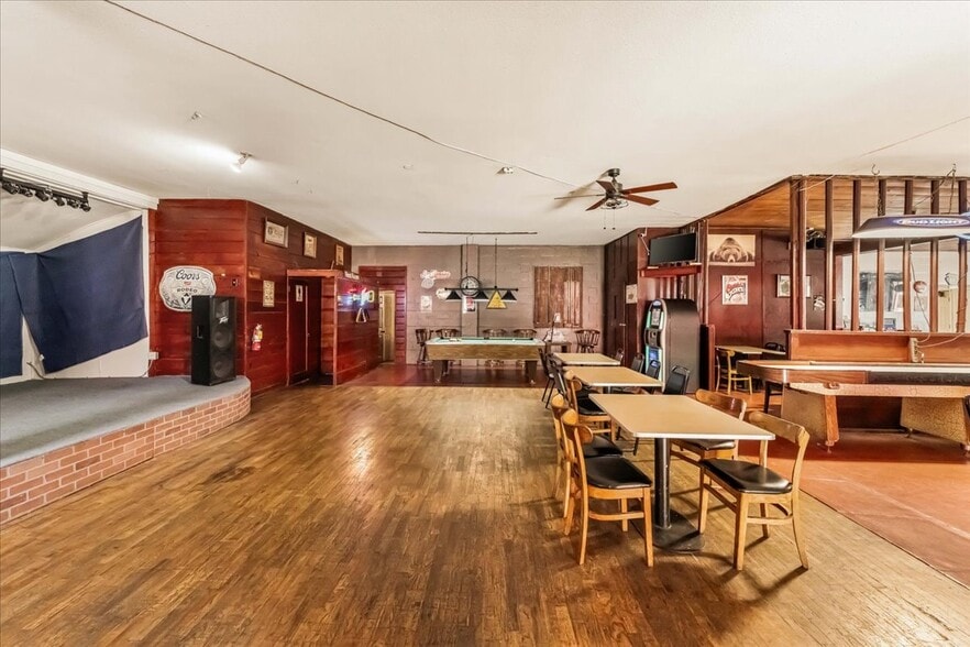 More Photos Of 21375 Main St, Lakehead Restaurant For Sale