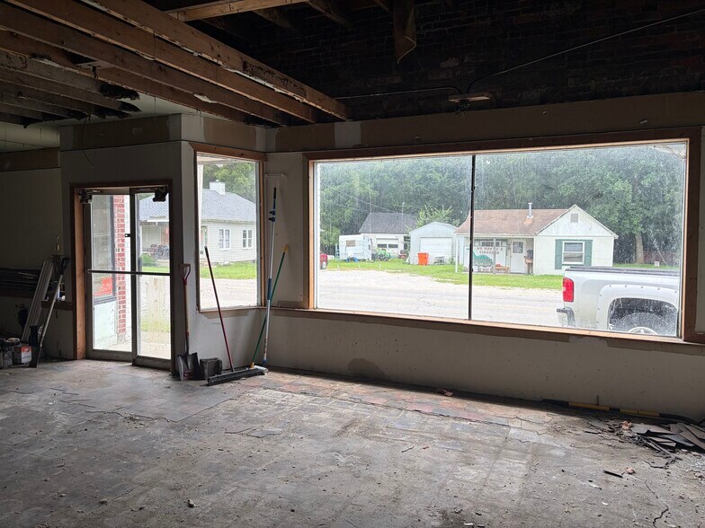 More Photos Of 1878 N Francis St, Monticello General Retail For Sale