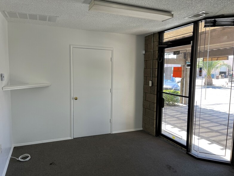 More Photos Of 817-873 W 9th St, San Jacinto Warehouse For Lease