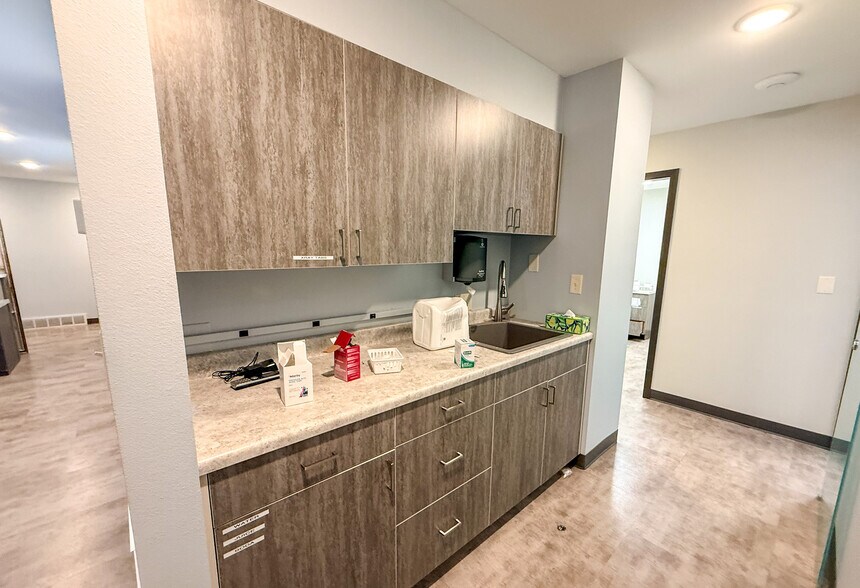 More Photos Of 1711 E 10th St, Sioux Falls Office For Sale