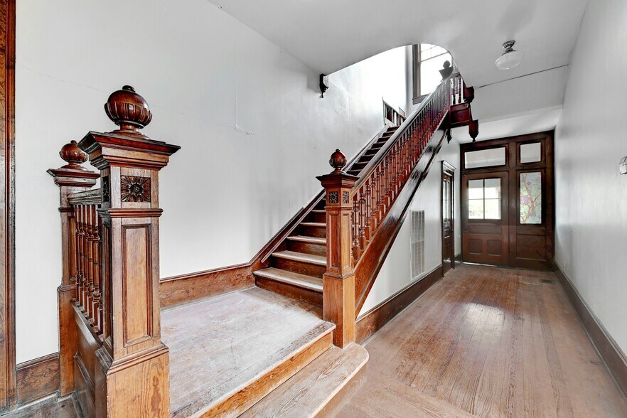 More Photos Of 709 N Lexington St, Manor Specialty For Sale